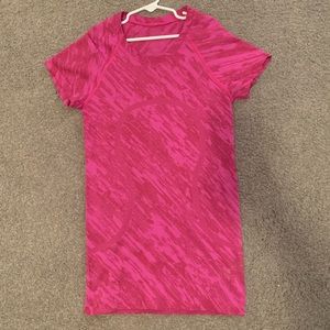 selling a lululemon mesh camo pow pink / ripened raspberry swiftly tech 2.0